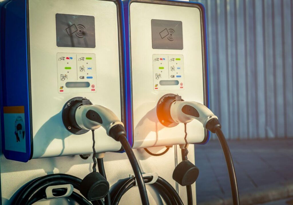 Dwie stacje ładowania samochodów elektrycznych od renomowanego producenta stacji ładowania samochodów elektrycznych.