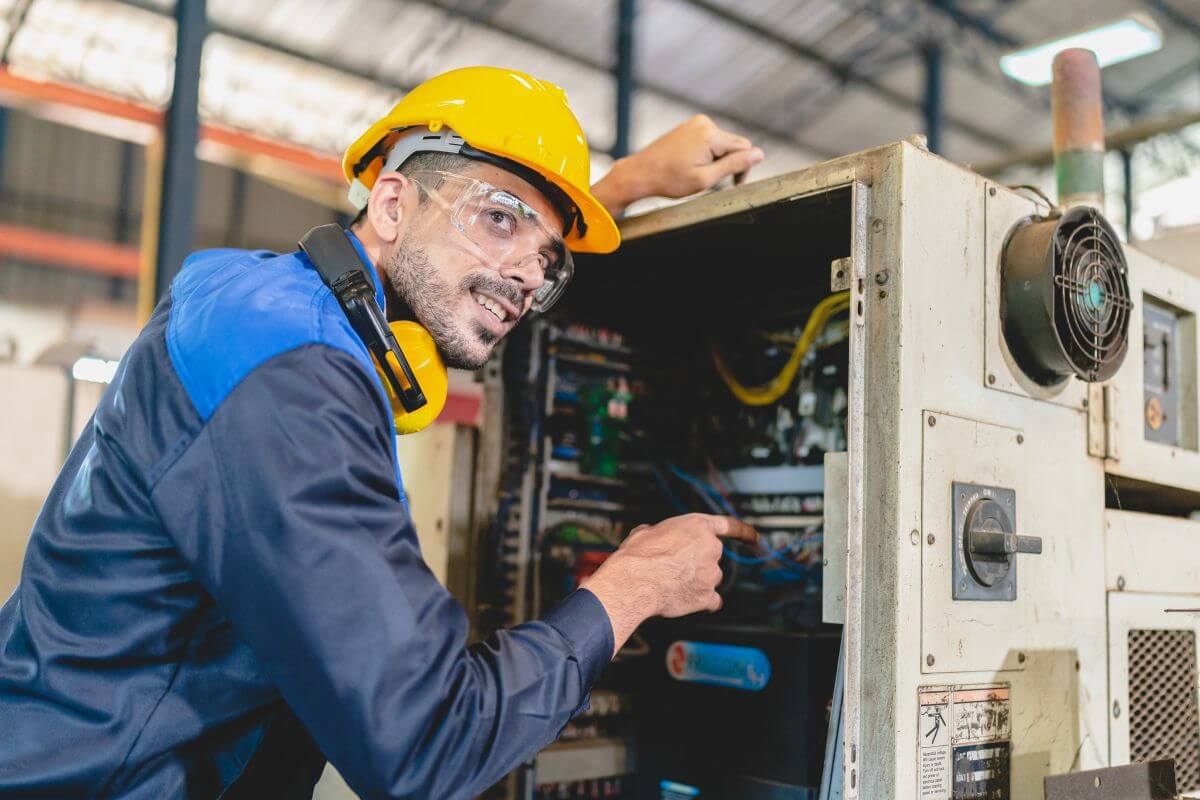Technik pracuje nad naprawą stacji ładowania samochodów elektrycznych.